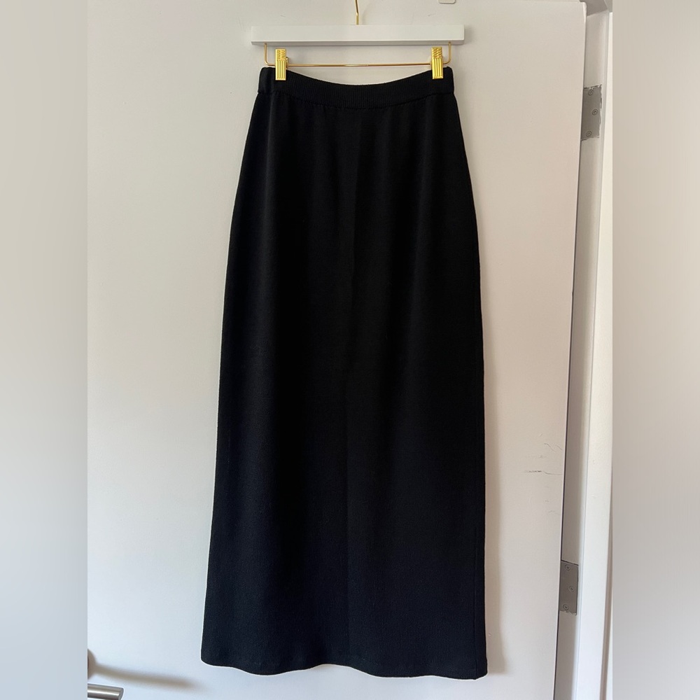 St. John Basic Classic Black Wool Skirt - Picture 7 of 10